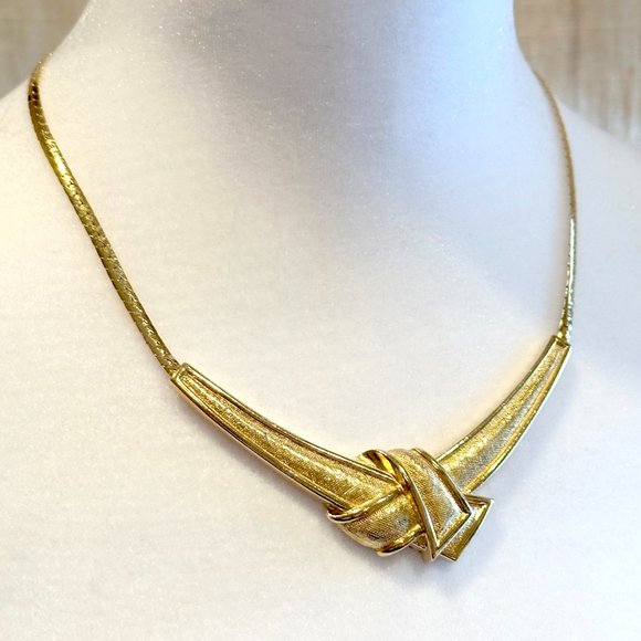 Vintage Avon Goldtone Tied Knot Necklace with Flat Cuban Link Chain - Picture 2 of 7